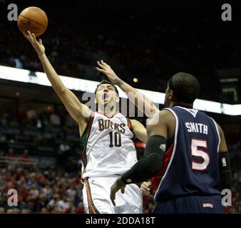 NESSUN FILM, NESSUN VIDEO, NESSUNA TV, NESSUN DOCUMENTARIO - il Milwaukee Bucks 'Carlos Delfino (10) prende un colpo contro Josh Smith di Atlanta Hawks' (5) durante il gioco 6 dei quarti di finale della Conferenza Orientale dell'NBA al Bradley Center a Milwaukee, WI, USA il 30 aprile 2010. I falchi sconfissero i Bucks, 83-69. Foto di Benny Sieu/Milwaukee Journal Sentinel/MCT/Cameleon/ABACAPRESS.COM Foto Stock