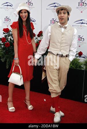 NO FILM, NO VIDEO, NO TV, NO DOCUMENTARIO - Singer Ashlee Simpson e il marito Pete Wentz, bassista di Fall out Boy, sono arrivati per la 136° corsa del Kentucky Derby a Churchill Downs a Louisville, KY, USA il 1° maggio 2010. Foto di David Perry/Lexington Herald-leader/MCT/Cameleon/ABACAPRESS.COM Foto Stock