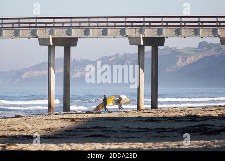 Surfers sulla spiaggia di la Jolla Shores una mattina di ottobre. La Jolla, California, Stati Uniti. Foto Stock