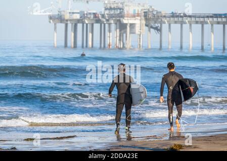 Surfers sulla spiaggia di la Jolla Shores una mattina di ottobre. La Jolla, California, Stati Uniti. Foto Stock