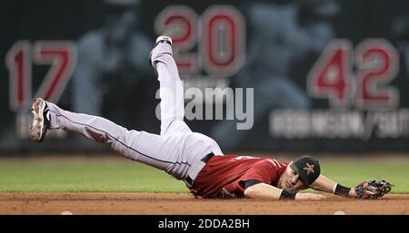 NO FILM, NO VIDEO, NO TV, NO DOCUMENTARIO - Houston Astros Shortstop Tommy Manzella si tuffa senza successo per un singolo fuori dal pipistrello di Skip Schumaker St. Louis Cardinals' nel quarto inning al Busch Stadium a St. Louis, MO, USA il 11 maggio 2010.Foto di Chris Lee/St Louis Post-Dispatch/MCT/ABACAPRESS.COM Foto Stock