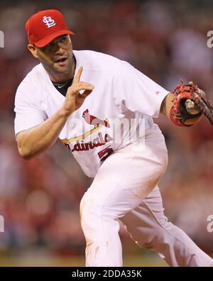 NO FILM, NO VIDEO, NO TV, NO DOCUMENTARIO - St. Louis Cardinals primo baseman Albert Pujols conferma la finale con l'umpire dopo aver snaggato una guida di linea da Cristian Guzman di Washington Nono inning al Busch Stadium a St. Louis, MO, USA il 18 maggio 2010. Foto di Chris Lee/St. Louis Post-Dispatch/MCT/ABACAPRESS.COM Foto Stock