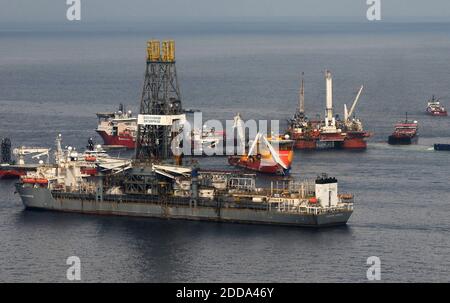 NESSUN FILM, NESSUN VIDEO, NESSUNA TV, NESSUN DOCUMENTARIO - le operazioni di flaring a bordo della nave di perforazione Transocean Discoverer Enterprise sono sospese poiché l'unità di perforazione offshore mobile Q4000 tenta una tecnica nota come 'top kill' al sito di incidente di Deepwater Horizon 26 maggio 2010. La perforatrice stava bruciando gas naturale che veniva portato in superficie attraverso un tubo inserito nella testa di pozzo danneggiata. Foto di Patrick Kelley/US Coast Guard/ABACAPRESS.COM Foto Stock