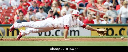 NO FILM, NO VIDEO, NO TV, NO DOCUMENTARIO - St. Louis Cardinals terzo baseman David Freese si tuffa dopo un singolo del Brandon Phillips dei Cincinnati Reds nel primo inning al Busch Stadium di St. Louis, MO, USA il 31 maggio 2010. I Cardinali sconfissero i Reds, 12-4. Foto di Chris Lee/St. Louis Post-Dispatch/MCT/ABACAPRESS.COM Foto Stock