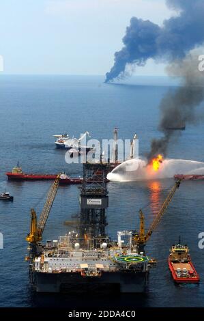 NO FILM, NO VIDEO, NO TV, NO DOCUMENTARIO - fumo che si alza in background dalla combustione di petrolio catturato in superficie, come i lavoratori sul rilievo bene in primo piano stanno inciampando nel pozzo presso il sito del Deepwater Horizon incidente carro di Sabato, 19 giugno, 2010 nel Golfo del Messico. Foto di Peter Andrew Bosch/Miami Herald/MCT/ABACAPRESS.COM Foto Stock