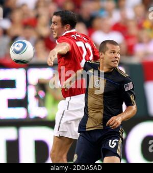 NESSUN FILM, NESSUN VIDEO, NESSUNA TV, NESSUN DOCUMENTARIO - Alejandro Moreno (R) di Philadelphia Union e John o'Shea di Manchester United combattono per la palla durante la partita di calcio pre-stagione, Philadelphia Union contro Manchester United al Lincoln Financial Field di Philadelphia, Pennsylvania, USA il 21 luglio 2010. Manchester United ha vinto 1-0. Foto di Steven M. Falk/MCT/Cameleon/ABACAPRESS.COM Foto Stock