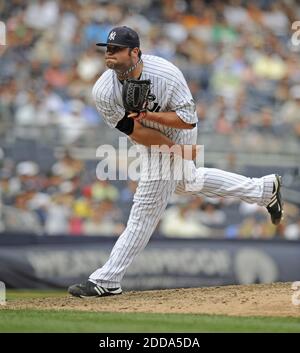 NESSUN FILM, NESSUN VIDEO, NESSUNA TV, NESSUN DOCUMENTARIO - New York Yankees rilievo lanciatore Joba Chamberlain in azione durante la partita di baseball MLB, New York Yankees vs Los Angeles Angels allo Yankee Stadium di New York, USA il 21 luglio 2010. Foto di David Pokress/MCT/ABACAPRESS.COM Foto Stock