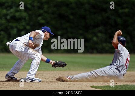 NESSUN FILM, NESSUN VIDEO, NESSUNA TV, NESSUN DOCUMENTARIO - il secondo baseman Ryan Theriot di Chicago Cubs, a sinistra, tagga il St. Louis Cardinals' Jon Javy alla seconda base durante il settimo inning durante la partita di baseball MLB, Chicago Cubs vs St. Louis Cardinals al Wrigley Field di Chicago, USA il 24 luglio 2010. I Chicago Cubs hanno vinto 6-5. Foto di William DeShazer/MCT/Cameleon/ABACAPRESS.COM Foto Stock