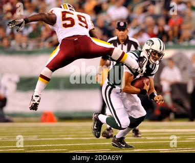 NESSUN FILM, NESSUN VIDEO, NESSUNA TV, NESSUN DOCUMENTARIO - New York Jets quarterback Mark Sanchez, destra, elude che salgono Washington Redskins linebacker London Fletcher durante il primo quarto di una partita di preseason al New Meadowlands Stadium a East Rutherford, NJ, USA il 27 agosto 2010. I Redskin sconfissero i jet, 16-11. Foto di David Pokress/Newsday/MCT/Cameleon/ABACAPRESS.COM Foto Stock