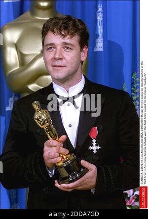 NESSUN FILM, NESSUN VIDEO, NESSUNA TV, NESSUN DOCUMENTARIO - © ABACA. 24622-18. Los Angeles-CA-USA, 24/03/2001. Russell Crowe si pone per i fotografi al 73rd Annual Academy Awards.Roberts ha vinto il premio miglior attore per il suo ruolo in Gladiator. Foto Stock