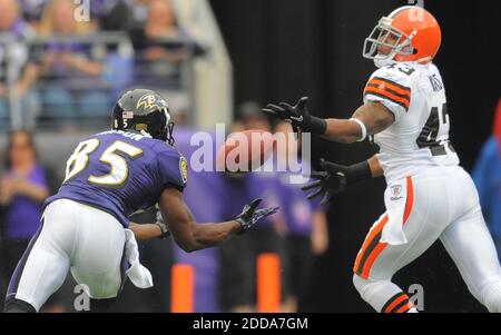 NESSUN FILM, NESSUN VIDEO, NESSUNA TV, NESSUN DOCUMENTARIO - CLEVELAND BROWNS SICUREZZA T.J. Ward prende le mani su un pass, ma è ancora catturato dal grande ricevitore di Baltimora Ravens Derrick Mason durante il primo trimestre presso lo stadio M&T di Baltimora, MD, USA il 26 settembre 2010. I Ravens vincono, 24-17. Foto di Doug Kapustin/MCT/Cameleon/ABACAPRESS.COM Foto Stock