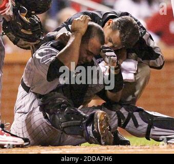 NO FILM, NO VIDEO, NO TV, NO DOCUMENTARIO - il catcher di Colorado Rockies Miguel Olivo è teso a da un allenatore dopo essere stato colpito in testa da Albert Pujols 'backswing nel primo assing contro i St. Louis Cardinals al Busch Stadium a St. Louis, MO, USA il 1 ottobre, 2010. Foto di Chris Lee/St. Louis Post-Dispatch/MCT/ABACAPRESS.COM Foto Stock