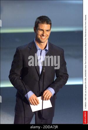 NESSUN FILM, NESSUN VIDEO, NESSUNA TV, NESSUN DOCUMENTARIO - © ABACA. 24622-28. Los Angeles-CA-USA, 24/03/2001. L'attore Tom Cruise presenta un Oscar al 73o Annual Academy Awards. Foto Stock