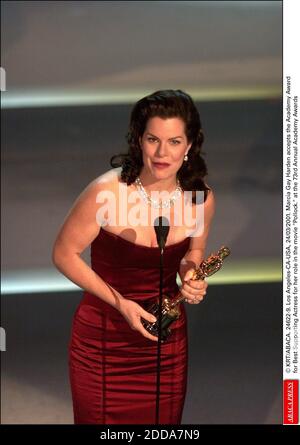 NESSUN FILM, NESSUN VIDEO, NESSUNA TV, NESSUN DOCUMENTARIO - © KRT/ABACA. 24622-9. Los Angeles-CA-USA, 24/03/2001. Marcia Gay Harden accetta il Premio Academy come miglior attrice di supporto per il suo ruolo nel film Pollock. Al 73esimo annuale Academy Awards Foto Stock