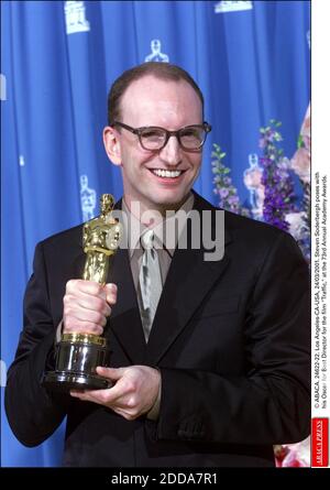 NESSUN FILM, NESSUN VIDEO, NESSUNA TV, NESSUN DOCUMENTARIO - © ABACA. 24622-22. Los Angeles-CA-USA, 24/03/2001. Steven Soderbergh si pone con il suo Oscar come miglior regista per il film Traffic, al 73esimo annuale Academy Awards. Foto Stock