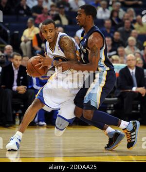 NO FILM, NO VIDEO, NO TV, NO DOCUMENTARIO - la Manta Ellis dei Golden state Warriors, a sinistra, è sotto la pressione di Mike Conley di Memphis Grizzlies nel primo trimestre all'Oracle Arena di Oakland, CA, USA il 3 novembre 2010. Foto di Susan Tripp Pollard/Contra Costa Times/MCT/ABACAPRESS.COM Foto Stock