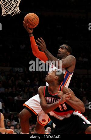 NESSUN FILM, NESSUN VIDEO, NESSUNA TV, NESSUN DOCUMENTARIO - Amar'e Stoudemire dei New York Knicks presenta un cestino della prima metà contro il Portland Trail Blazers' Marcus Camby (23) al Madison Square Garden a New York City, NY, USA il 30 ottobre 2010. Foto di Jim McIsaac/Newsday/MCT/ABACAPRESS.COM Foto Stock