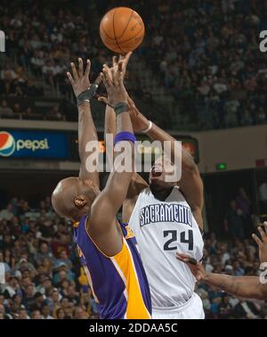 NO FILM, NO VIDEO, NO TV, NO DOCUMENTARIO - il 3 novembre 2010 il Sacramento Kings' Carl Landry (24) spara sul Los Angeles Lakers' Lamar Odom all'Arco Arena di Sacramento, California, USA. Foto di Randall Benton/Sacramento Bee/MCT/ABACAPRESS.COM Foto Stock