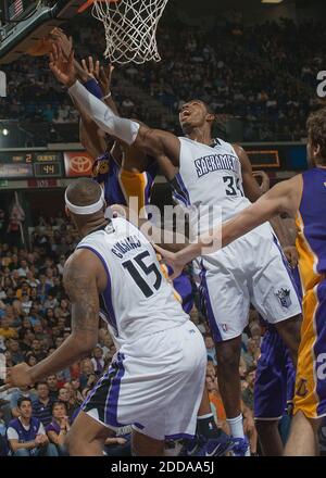 NO FILM, NO VIDEO, NO TV, NO DOCUMENTARIO - Jason Thompson di Sacramento Kings (34) combatte per un rimbalzo nella prima metà contro i Los Angeles Lakers all'Arco Arena di Sacramento, CA, USA il 3 novembre 2010. Foto di Randall Benton/Sacramento Bee/MCT/ABACAPRESS.COM Foto Stock