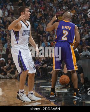 NO FILM, NO VIDEO, NO TV, NO DOCUMENTARIO - Sacramento Kings' Beno Udrih, left, e Los Angeles Lakers' Derek Fisher discutono di una chiamata fuori limiti all'Arco Arena di Sacramento, CA, USA il 3 novembre 2010. Foto di Randall Benton/Sacramento Bee/MCT/ABACAPRESS.COM Foto Stock