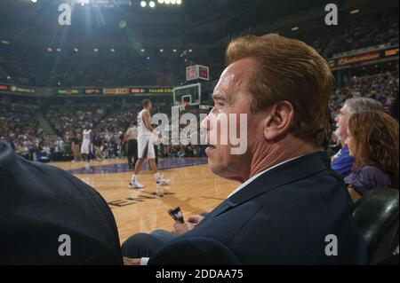 NESSUN FILM, NESSUN VIDEO, NESSUNA TV, NESSUN DOCUMENTARIO - il governatore della California Arnold Schwarzenegger guarda il gioco tra i Sacramento Kings e i Los Angeles Lakers all'Arco Arena di Sacramento, CA, USA il 3 novembre 2010. Foto di Randall Benton/Sacramento Bee/MCT/ABACAPRESS.COM Foto Stock