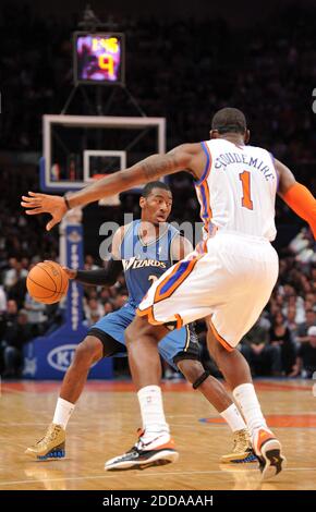 NO FILM, NO VIDEO, NO TV, NO DOCUMENTARIO - Washington Wizards' John Wall è custodito da New York Knicks' Amar'e Stoudemire (1) a Madison Square Garden a New York City, NY, USA il 5 novembre 2010. The Knicks sconfisse i Wizards, 112-91. Foto di Christopher Pasatieri/Newsday/MCT/ABACAPRESS.COM Foto Stock