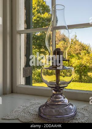 Kerosene lanterna nella finestra, Pottawatomie Lighthouse Keeper's residence, Rock Island state Park, Door County, Wisconsin. Foto Stock