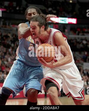 NO FILM, NO VIDEO, NO TV, NO DOCUMENTARIO - Chicago Bulls Center Joakim Noah (13) controlla la palla contro Denver Nuggets Center Nene Hilario (31) nel terzo trimestre del loro gioco durante la partita di pallacanestro NBA, Chicago Bulls vs Denver Nuggets presso lo United Center di Chicago, Illinois, USA l'8 novembre 2010. I tori vincono 94-92. Foto di Nuccio DiNuzzo/Chicago Tribune/MCTABACAPRESS.COM Foto Stock