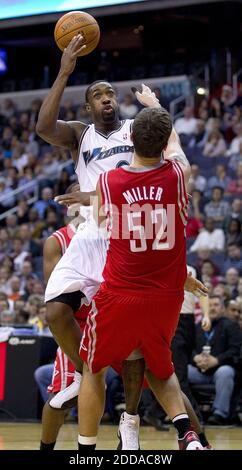 NESSUN FILM, NESSUN VIDEO, NESSUNA TV, NESSUN DOCUMENTARIO - Washington Wizards punto guardia Gilbert Arenas (9) carica nel centro Houston Rockets Brad Miller (52) durante la partita di pallacanestro NBA, Washington Wizards vs Houston Rockets al Verizon Center a Washington, DC, USA il 10 novembre 2010. Washington sconfisse Houston 98-91. Foto di Harry E. Walker/MCT/ABACAPRESS.COM Foto Stock