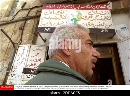 NESSUN FILM, NESSUN VIDEO, NESSUNA TV, NESSUN DOCUMENTARIO - © GALASSO CARMINE/KRT/ABACA. 25121-12. Ramallah-West Bank, 17/04/2001. Fuad Khalil, si trova fuori dal suo negozio a Ramallah, ha gestito un ShopRite a Clifton, New Jersey prima di trasferirsi in West Bank. Il suo ritorno a Ramallah doveva essere l'inizio di un nuovo li Foto Stock