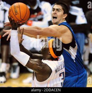 NO FILM, NO VIDEO, NO TV, NO DOCUMENTARIO - Minnesota Timberwolves centro Darko Milicic (31) cerca di bloccare un tiro di Charlotte Bobcats avanti Gerald Wallace (3) in prima metà azione durante la partita di pallacanestro NBA, Charlotte Bobcats vs Minnesota Timberwolves a Time Warner Cable Arena di Charlotte, NC, USA il 15 novembre 2010. I Bobcats sconfissero i Timberwolves, 113-110. Foto di Jeff Siner/Charlotte Observer/MCT/ABACAPRESS.COM Foto Stock