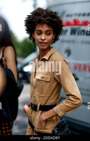 street Style, modello Samile Bermannelli dopo Balmain Primavera-Estate 2019 mostra di abbigliamento maschile tenutasi al Ministere des Affaires etrangeres, a Parigi, Francia, il 24 giugno 2018. Foto di Marie-Paola Bertrand-Hillion/ABACAPRESS.COM Foto Stock