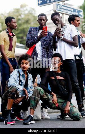 Street style, modelle e Theresa Hayes e Aube Jolicoeur dopo la mostra di abbigliamento maschile Primavera-Estate 2019 di Kenzo, tenutasi alla Maison de la Mutualite, a Parigi, in Francia, il 24 giugno 2018. Foto di Marie-Paola Bertrand-Hillion/ABACAPRESS.COM Foto Stock