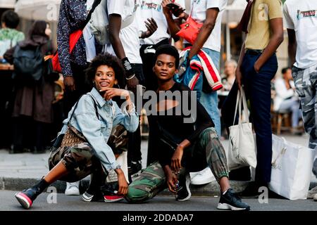 Street Style, modelli Theresa Hayes e Aube Jolicoeur dopo la mostra di abbigliamento maschile Primavera-Estate 2019 di Kenzo, tenutasi alla Maison de la Mutualite, a Parigi, Francia, il 24 giugno 2018. Foto di Marie-Paola Bertrand-Hillion/ABACAPRESS.COM Foto Stock