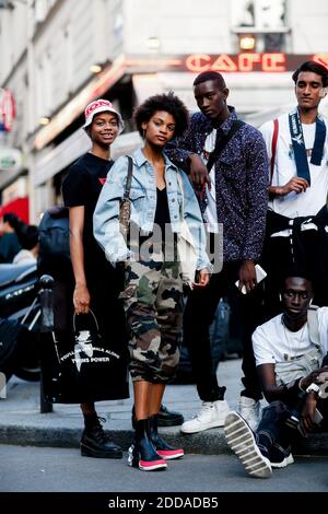 Street style, modella Aaliyah Hydes e Theresa Hayes dopo la mostra di abbigliamento maschile Primavera-Estate 2019 di Kenzo, tenutasi alla Maison de la Mutualite, a Parigi, Francia, il 24 giugno 2018. Foto di Marie-Paola Bertrand-Hillion/ABACAPRESS.COM Foto Stock