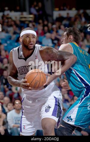 NO FILM, NO VIDEO, NO TV, NO DOCUMENTARIO - Sacramento Kings power forward DeMarcus Cousins (15) lavora la palla sotto il basket durante la partita di pallacanestro NBA, Sacramento Kings vs New Orleans Hornets all'Arco Arena di Sacramento, CA, USA il 21 novembre 2010. Foto di Randall Benton/Sacramento Bee/MCT/ABACAPRESS.COM Foto Stock