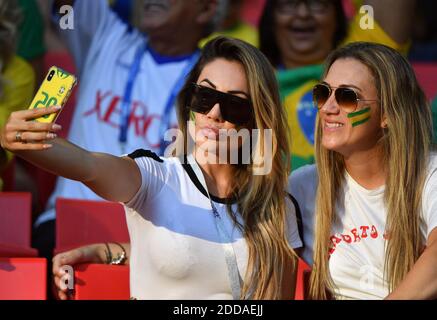 Larissa Pereira, 25 anni, moglie del 26° giocatore brasiliano Roberto Firmino alla Coppa del mondo FIFA Brasile contro Serbia, allo Stadio Spartak di Mosca, Russia, il 27 giugno 2018. Foto di Christian Liegi/ABACAPRESS.COM Foto Stock