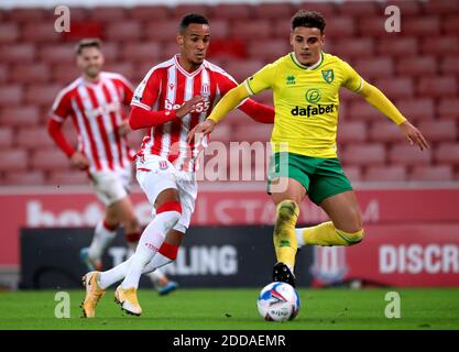 Tom Ince di Stoke City (a sinistra) e Max Aarons di Norwich City combattono per la palla durante la partita del campionato Sky Bet allo stadio bet365 di Stoke. Foto Stock