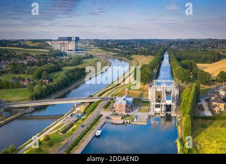 Belgio, provincia Hainaut, veduta aerea della storica seggiovia sul Canal du Centre con ascensore Strepy-Thieu sullo sfondo Foto Stock