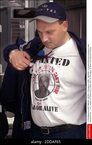 NESSUN FILM, NESSUN VIDEO, NO TV, NESSUN DOCUMENTARIO - © PHIL MASTURZO/KRT/ABACA. 28749-1. Chicago-il-USA, 18/9/2001. Un dipendente di United Airlines, che si è rifiutato di essere nominato, indossa una maglietta Osama bin Laden all'aeroporto internazionale o'Hare di Chicago. Foto Stock