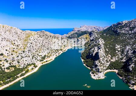 Spagna, Isole Baleari, Elicotteri vista lago artificiale di Gorg Blau in estate Foto Stock