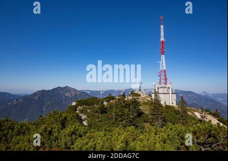 Austria, Austria superiore, Bad Ischl, Franz Josef Cross e torre di comunicazione sulla cima del Monte Katrin Foto Stock