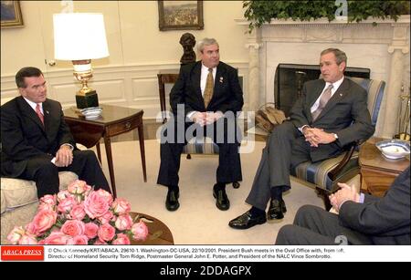 NESSUN FILM, NESSUN VIDEO, NESSUNA TV, NESSUN DOCUMENTARIO - © CHUCK KENNEDY/KRT/ABACA. 29610-1. Washington-DC-USA, 22/10/2001. Il Presidente Bush si incontra nell'Ufficio ovale con, da sinistra, il Direttore della sicurezza interna Tom Ridge, il Generale del Postmaster John E. Potter e il Presidente della NALC vince Sombretto. Foto Stock