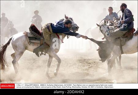 NESSUN FILM, NESSUN VIDEO, NO TV, NESSUN DOCUMENTARIO - © DAVID P. GILKEY/KRT/ABACA. 29683-3. Gulbahar-Afghanistan, 24/10/2001. Due uomini afghani in squadre opposte combattono su un carcus di capra mentre giocano il gioco nazionale afgano di Buz Kashi, Goat tirando, Mercoledì, 24 ottobre 2001 a Gulbahar, Afghanistan. Foto Stock