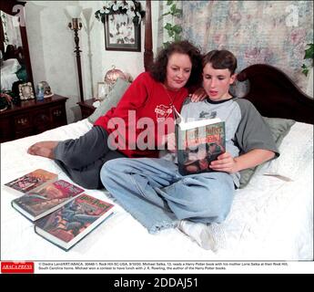 NIENTE FILM, NIENTE VIDEO, NIENTE TV, NESSUN DOCUMENTARIO - © DIEDRA LAIRD/KRT/ABACA. 30448-1. Rock Hill-SC-USA. 10/9/00. Michael Salka, 13, legge un libro di Harry Potter con sua madre Lorie Salka alla loro collina di roccia, Carolina del Sud casa. Michael ha vinto un concorso per pranzare con J. K. Rowling, l'autore del Harry Foto Stock