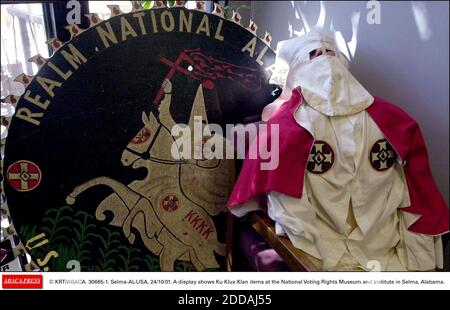 NESSUN FILM, NESSUN VIDEO, NESSUNA TV, NESSUN DOCUMENTARIO - © KRT/ABACA. 30465-1. Selma-al-USA, 24/10/01. Un'esposizione mostra gli articoli di Ku Klux Klan al Museo e Istituto Nazionale dei diritti di voto a Selma, Alabama. Foto Stock