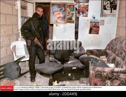 NESSUN FILM, NESSUN VIDEO, NESSUNA TV, NESSUN DOCUMENTARIO - © EVELYN HOCKSTEIN/ABACA. 30802-1. Ramallah-Israel, 12/2001. Un ufficiale di polizia palestinese ispeziona parte del posto di lavoro del leader palestinese Yasser Arafat nella città della Cisgiordania, dopo un attacco di armi da fuoco in elicottero israeliano. Foto Stock