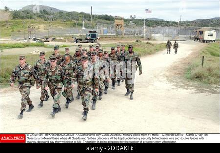 NESSUN FILM, NESSUN VIDEO, NESSUNA TV, NESSUN DOCUMENTARIO - © CHAPMAN TIM/KRT/ABACA. 31535-7. Guantanamo Bay-Cuba, 09/01/02. Polizia militare da ft. Hood, Texas, marzo fuori dal campo di raggi X sulla base navale di Guantanamo, dove al Qaeda e i prigionieri talebani saranno tenuti sotto una pesante sicurezza dietro filo di rasoio e doppia recinzione Foto Stock