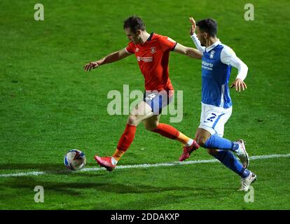 Luton Town's Rhys Norrington-Davies (a sinistra) e la Maxime Colin di Birmingham City combattono per la palla durante la partita del campionato Sky Bet a Kenilworth Road, Luton. Foto Stock