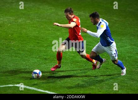 Luton Town's Rhys Norrington-Davies (a sinistra) e la Maxime Colin di Birmingham City combattono per la palla durante la partita del campionato Sky Bet a Kenilworth Road, Luton. Foto Stock